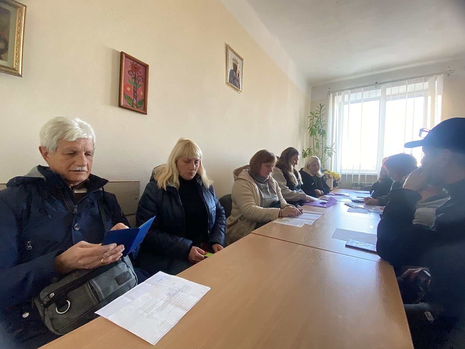 люди сидять за довгим столом