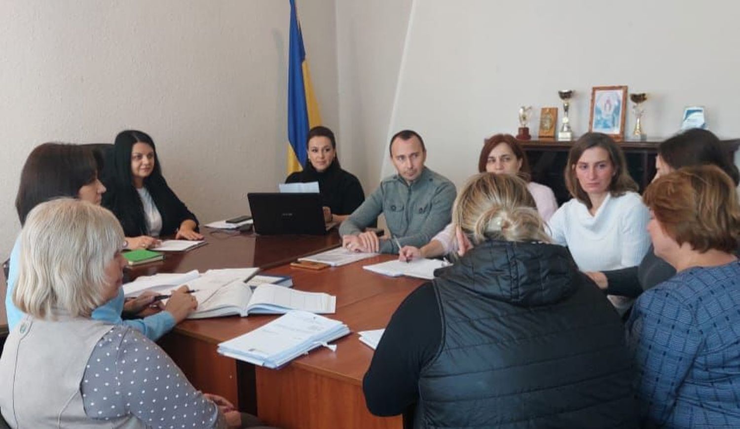 люди сидять в кабінеті за столом