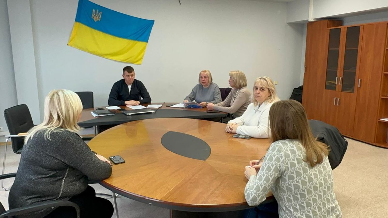 люди сидять за столом