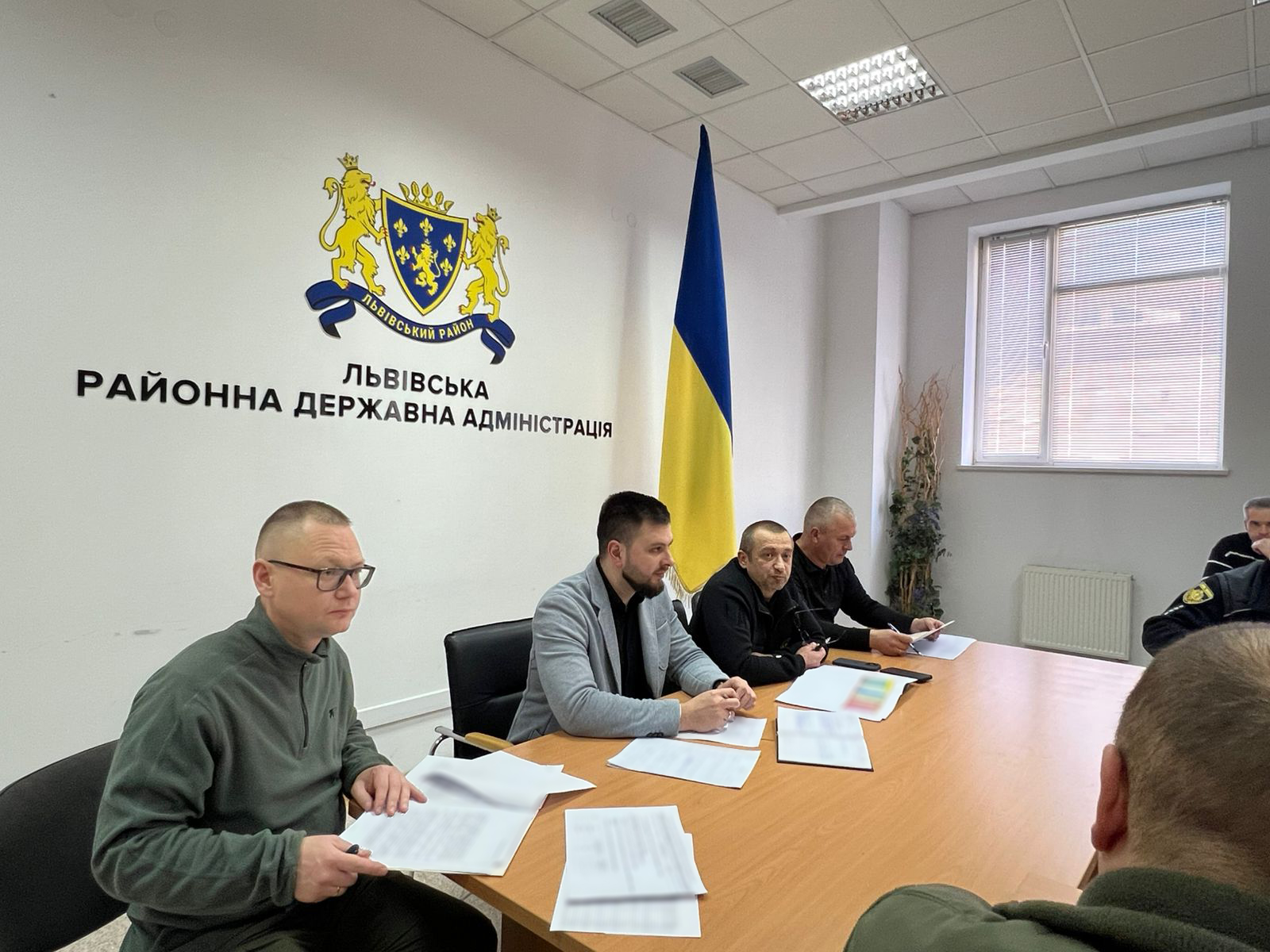 люди сидять за столом