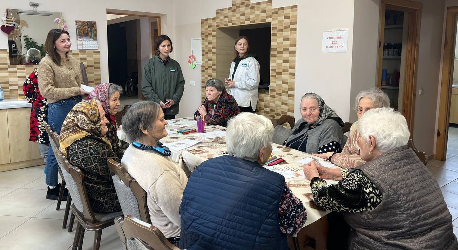 люди сидять за столом в приміщенні