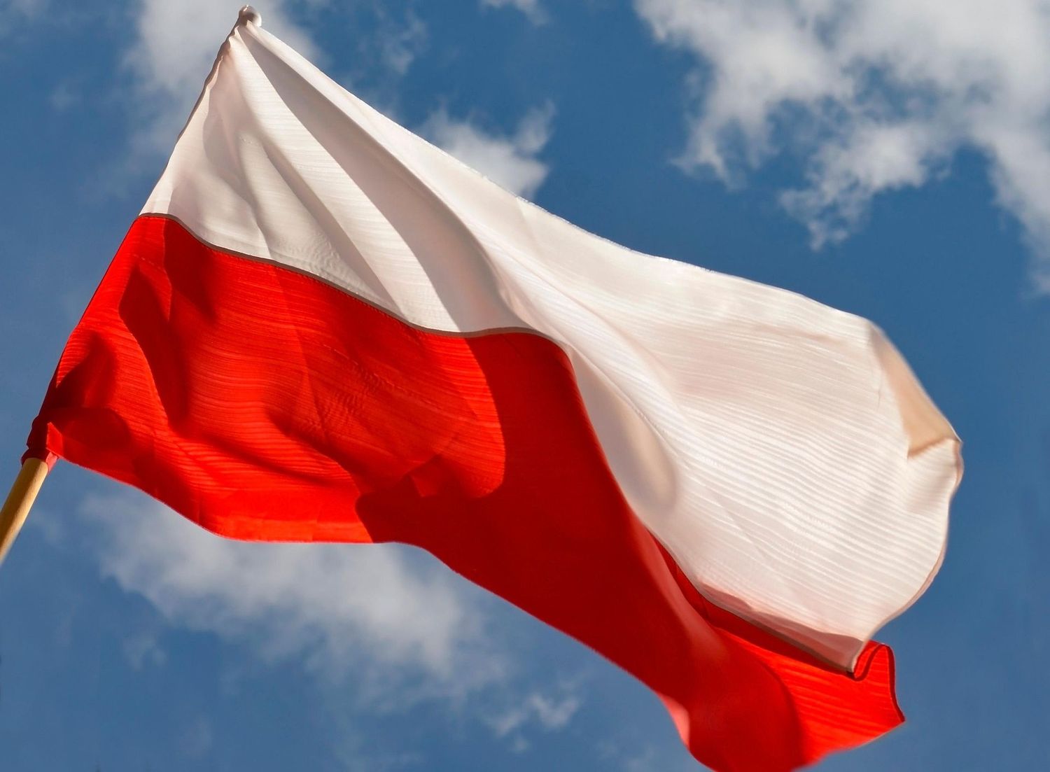 польський прапор у небі