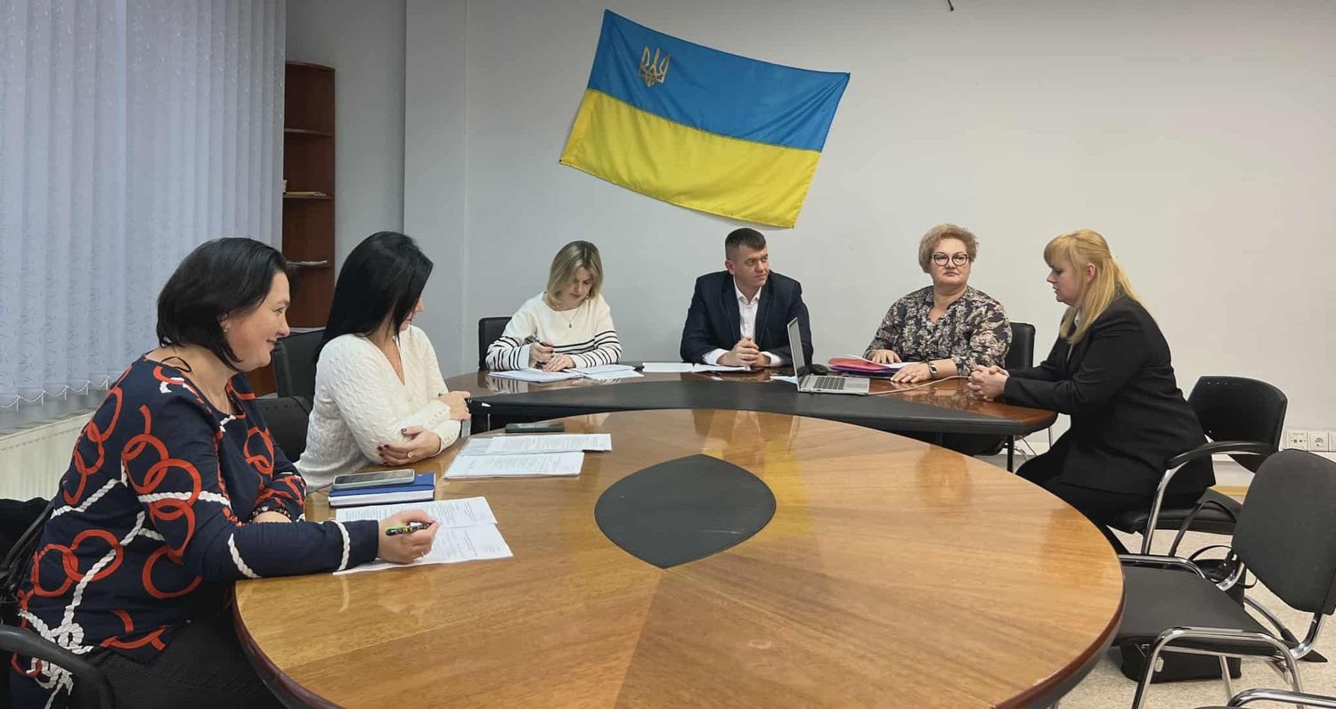 люди сидять в кабінеті