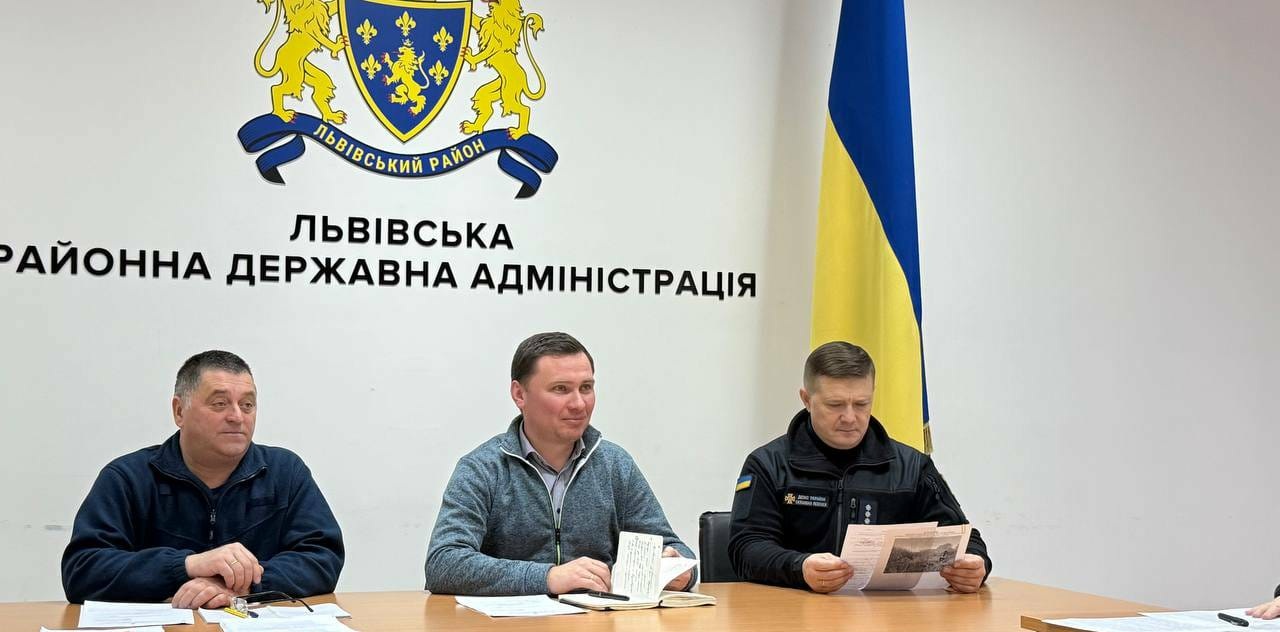 cидять люди, на стіні напис "ЛЬВІВСЬКА РАЙОННА ДЕРЖАВНА АДМІНІСТРАЦІЯ"