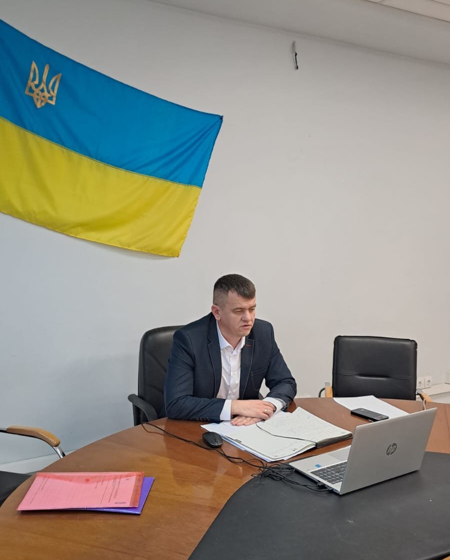 людина сидить в кабінеті під прапором