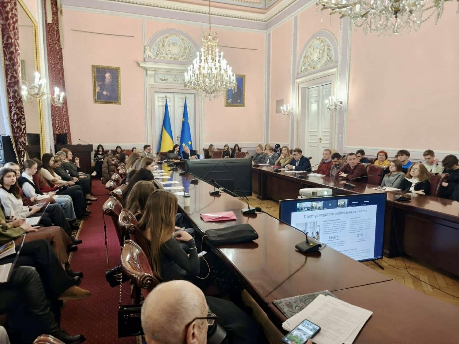 багато людей сидять у великій залі