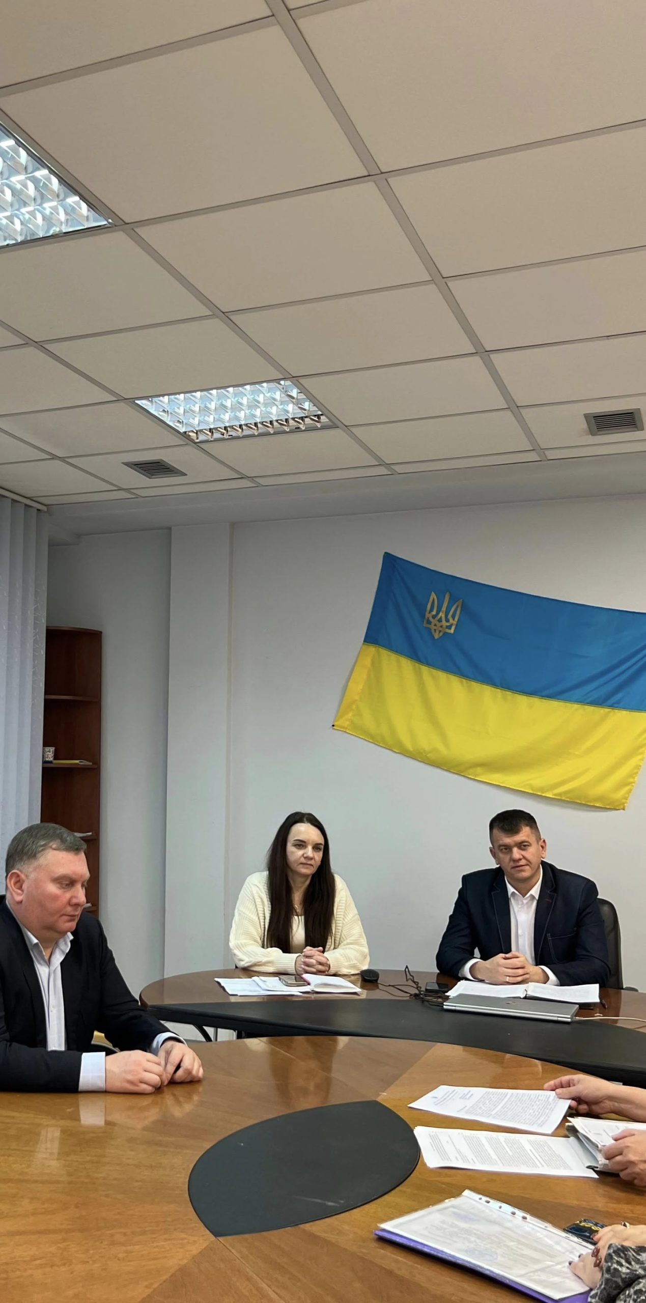 люди сидять в кабінеті