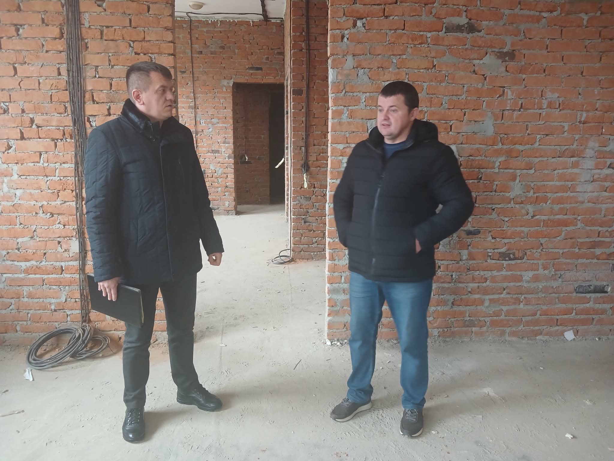 люди на будівництві