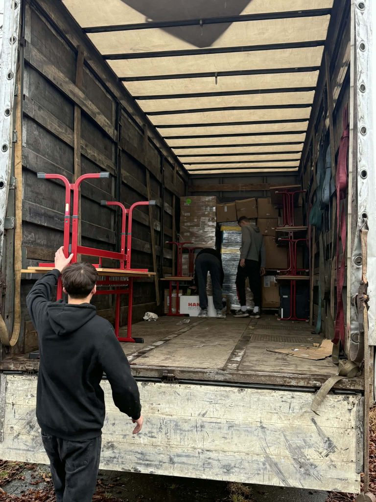 розвантаження вантажівки