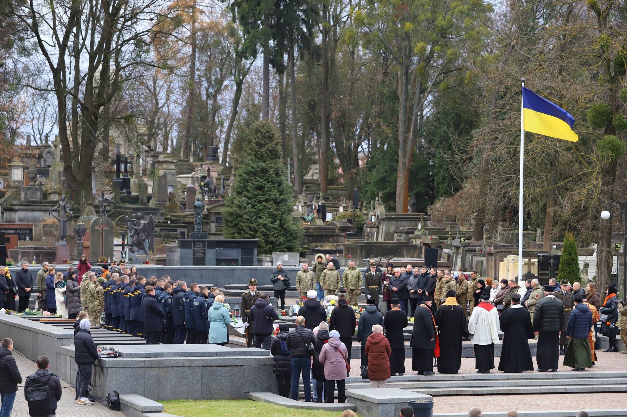 натовп людей на кладовищі
