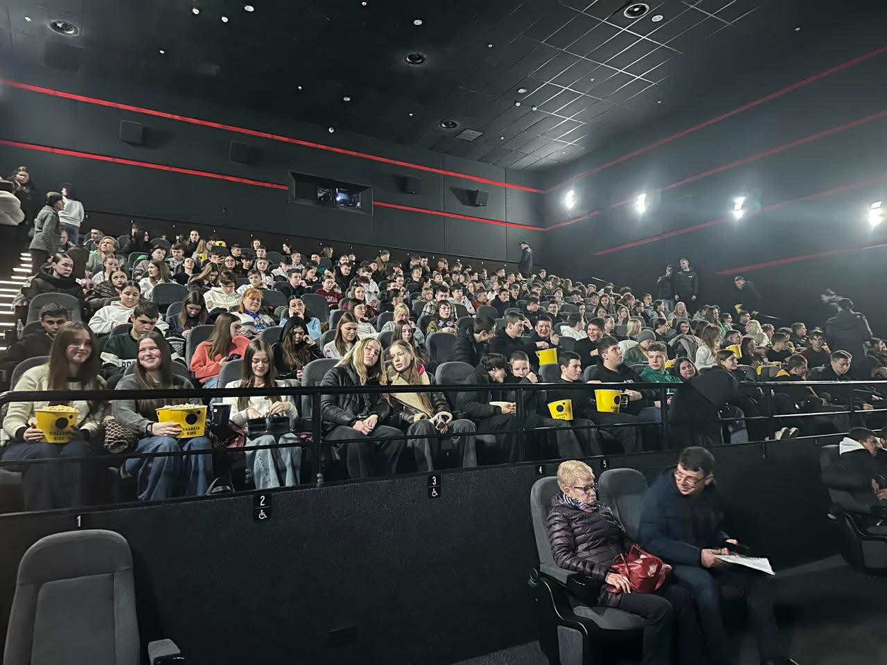 люди в кінозалі