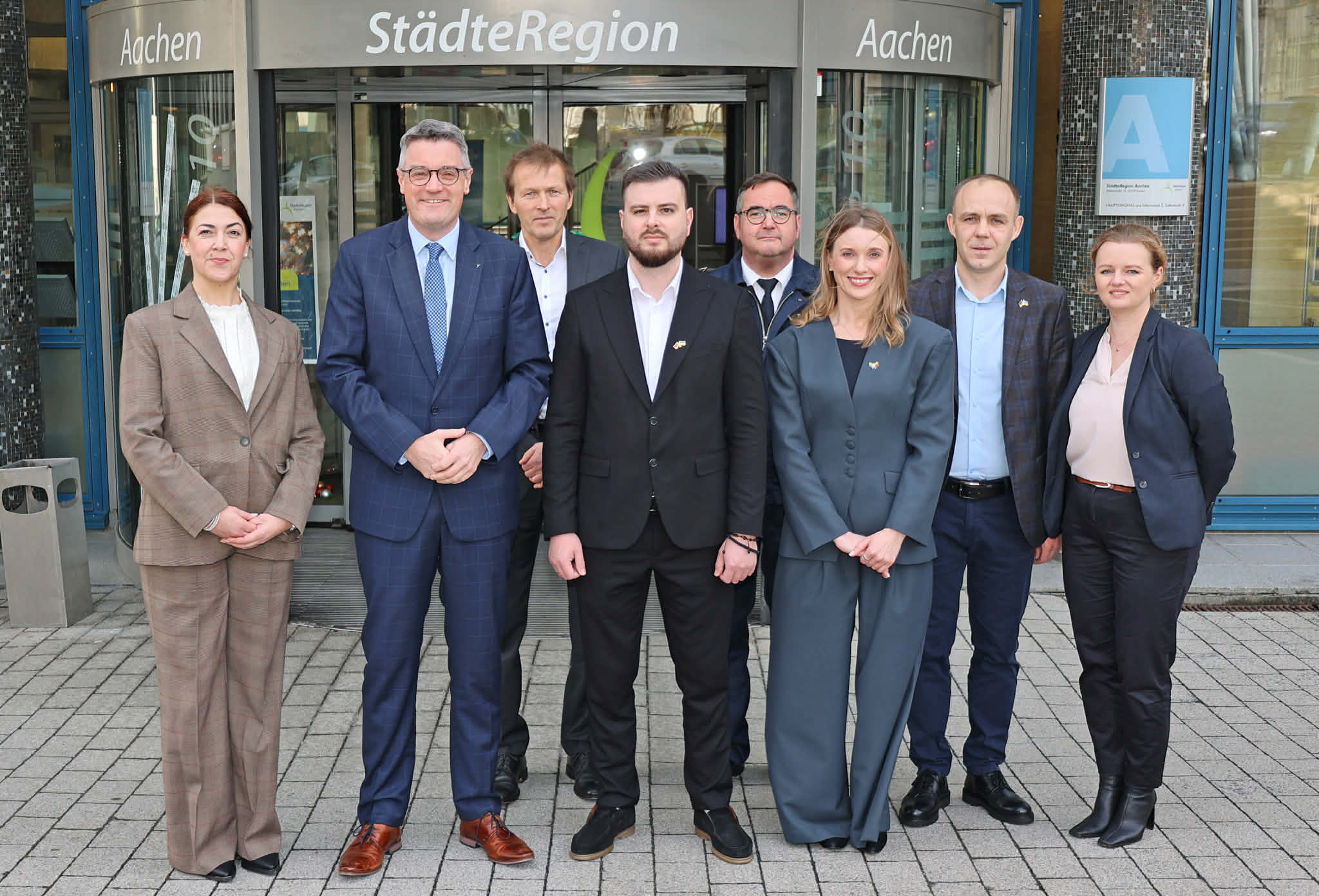 люди стоять перед будівлею