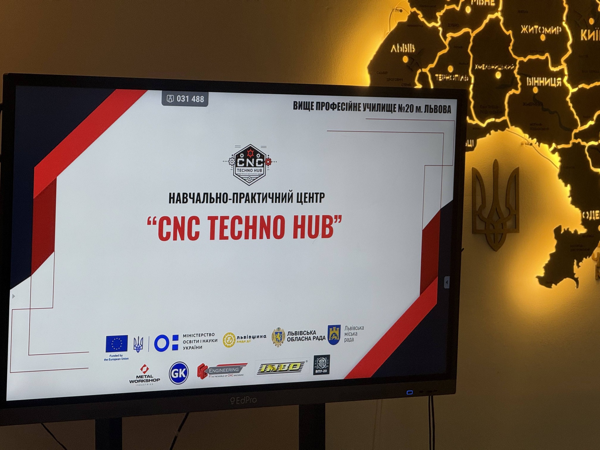 монітор з написом CNC TECHNO HUB