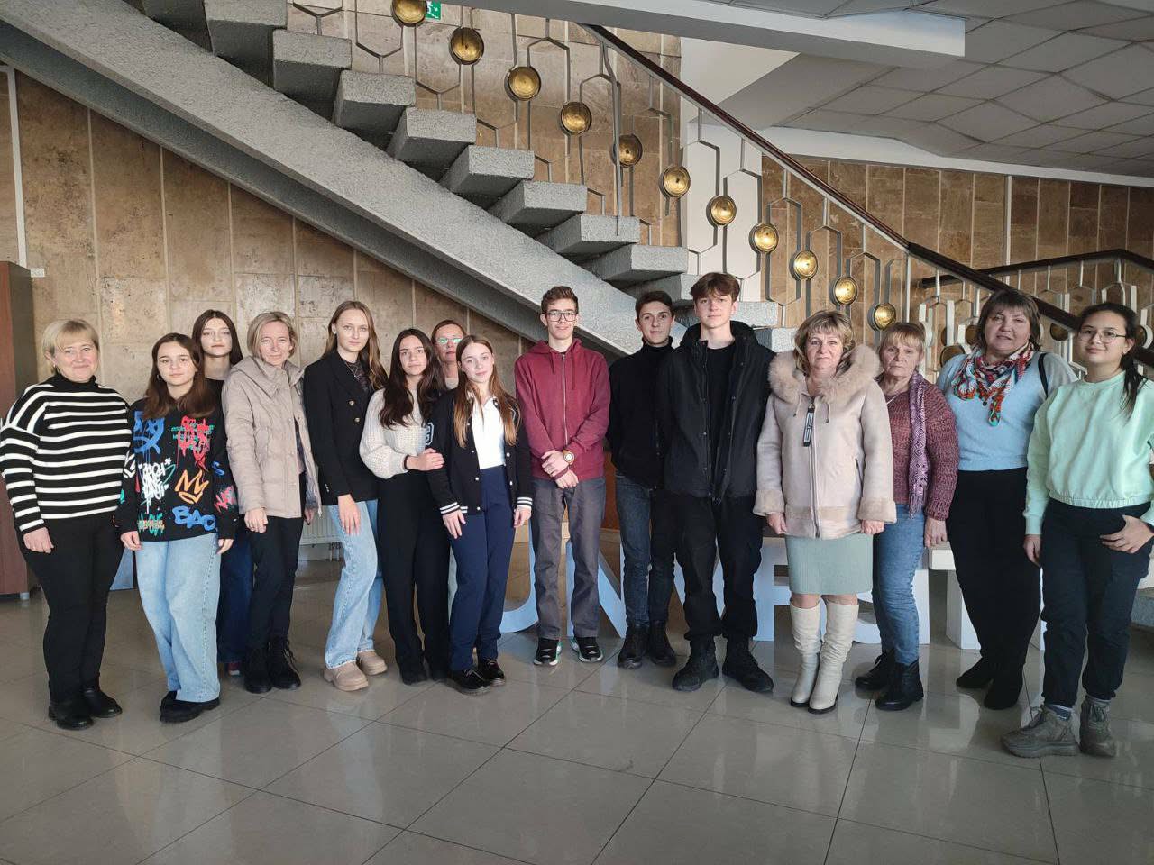 люди в холі