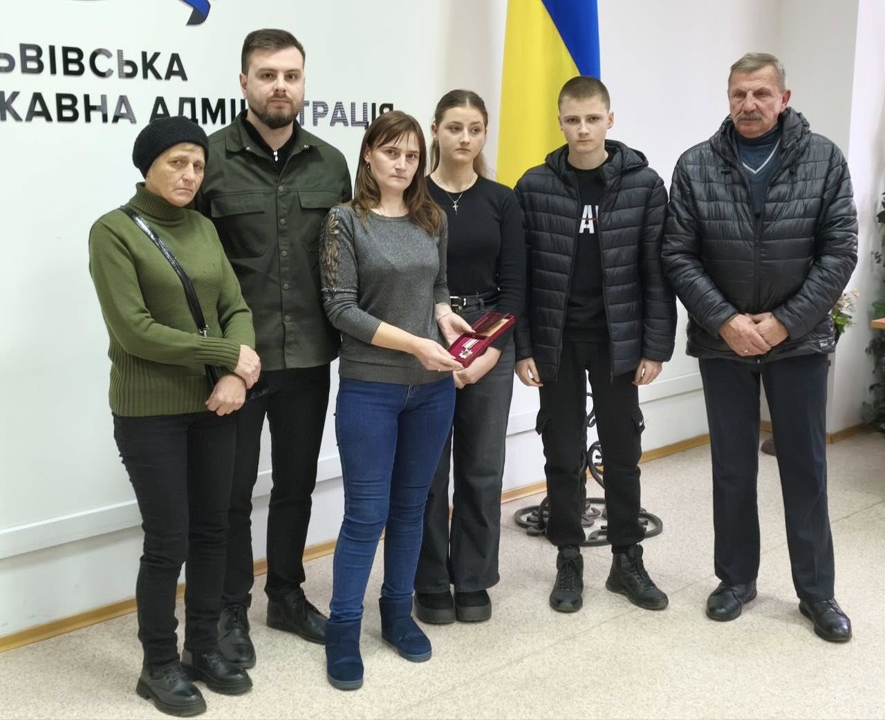 група людей блія прапора