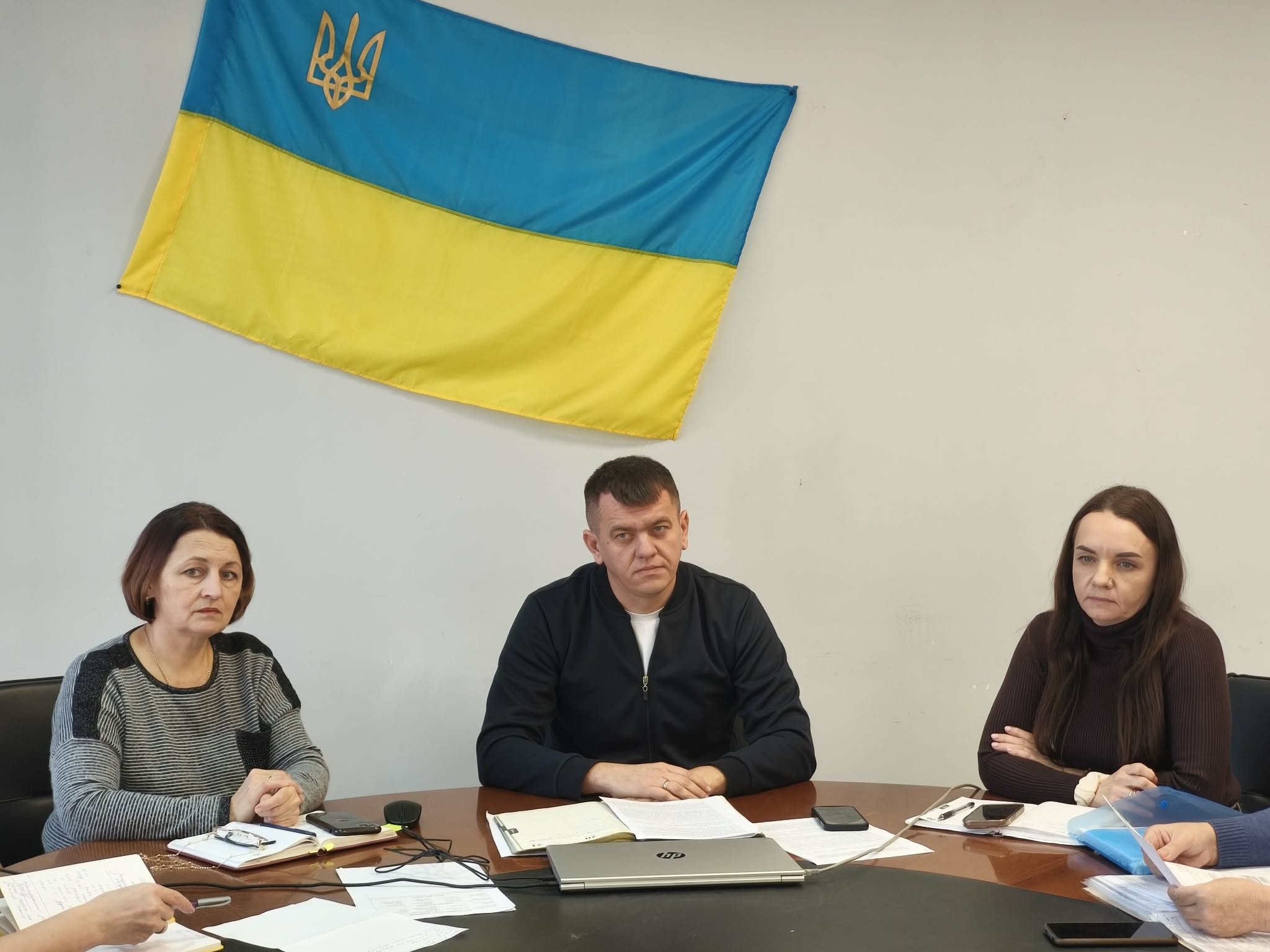 люди сидять в кабінеті