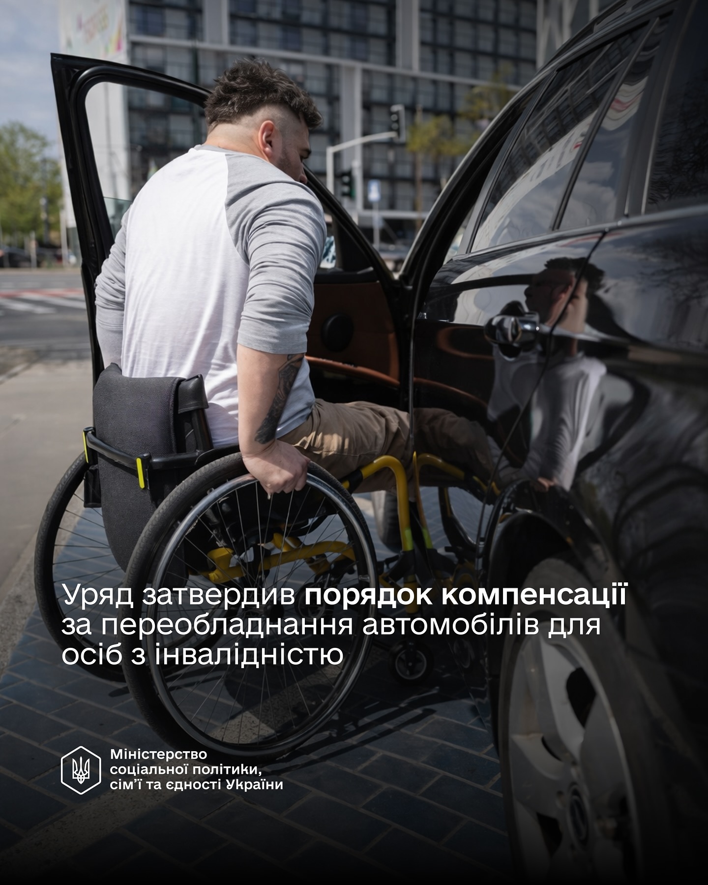 людина на кріслі колісному сідає в авто