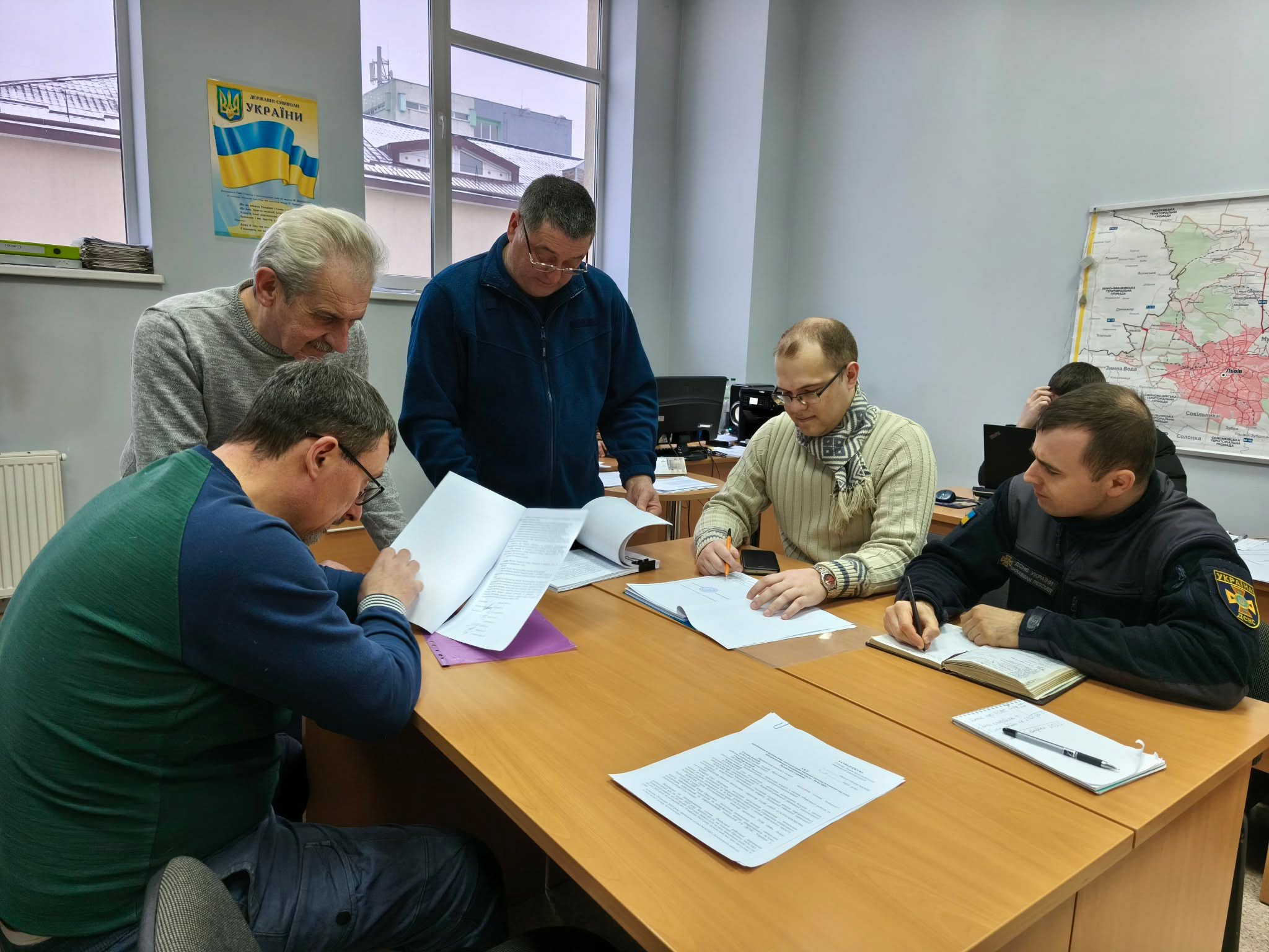 люди сидять за столом