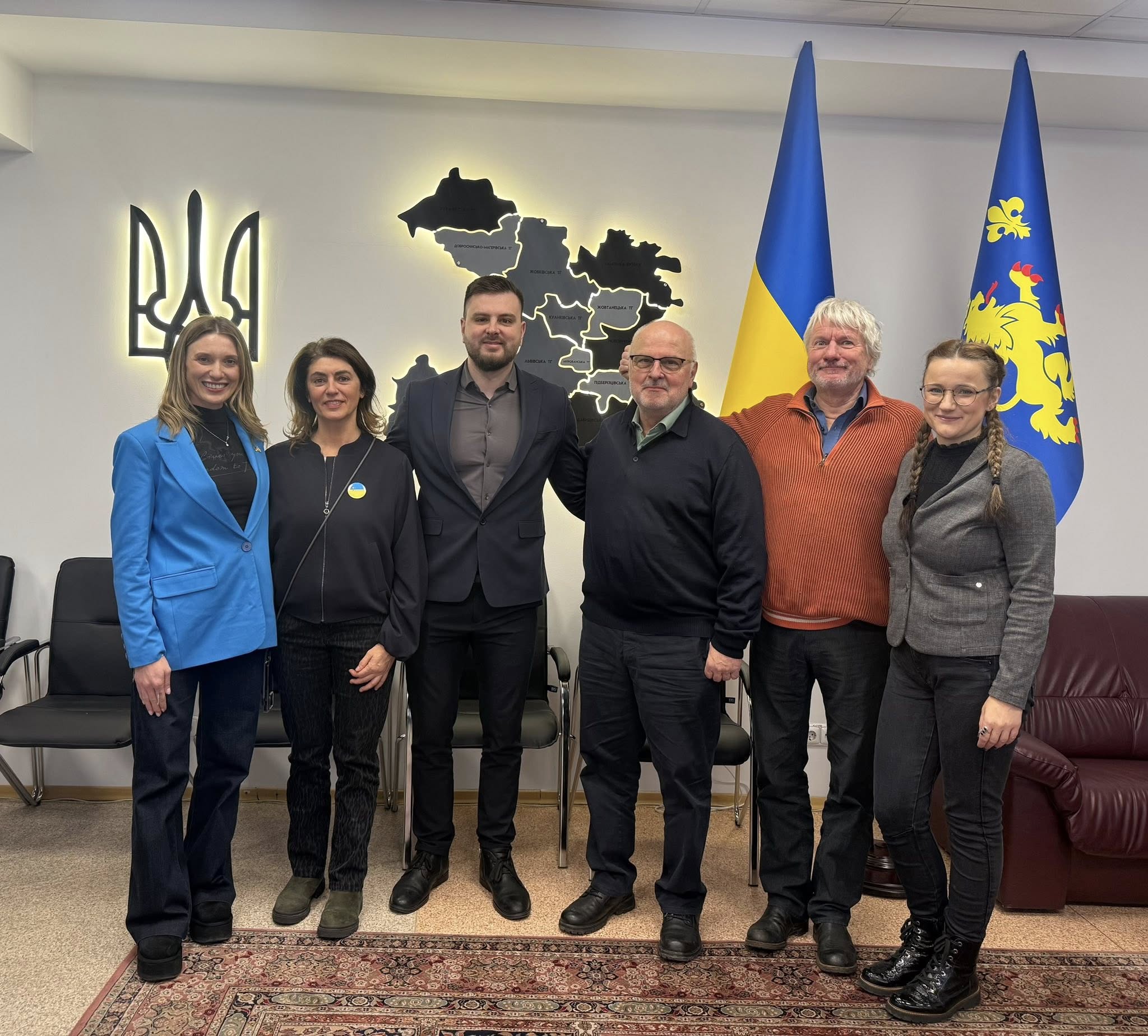 фото людей на фоні прапора, тризуба та мапи львівського району