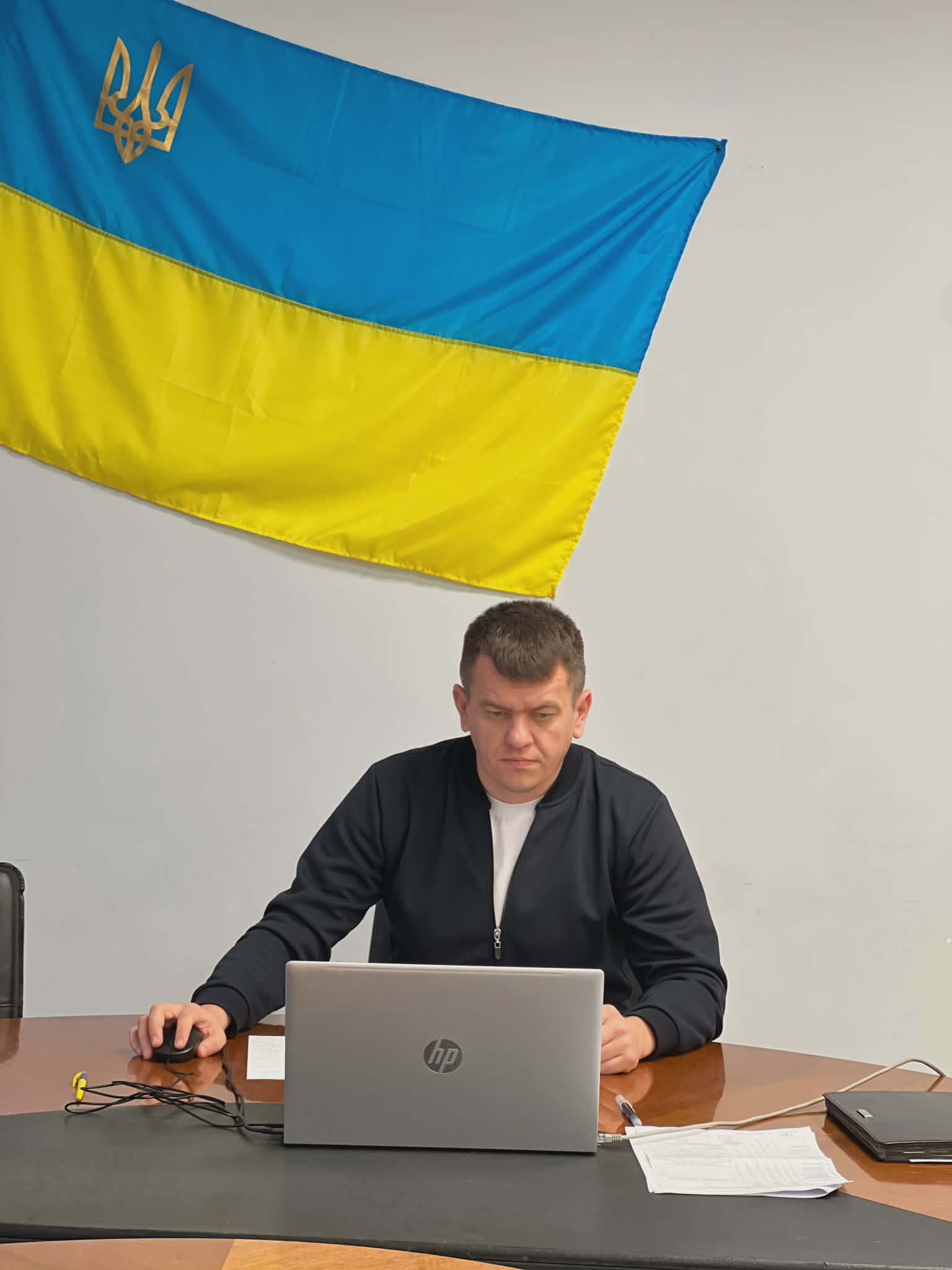 людина під прапором