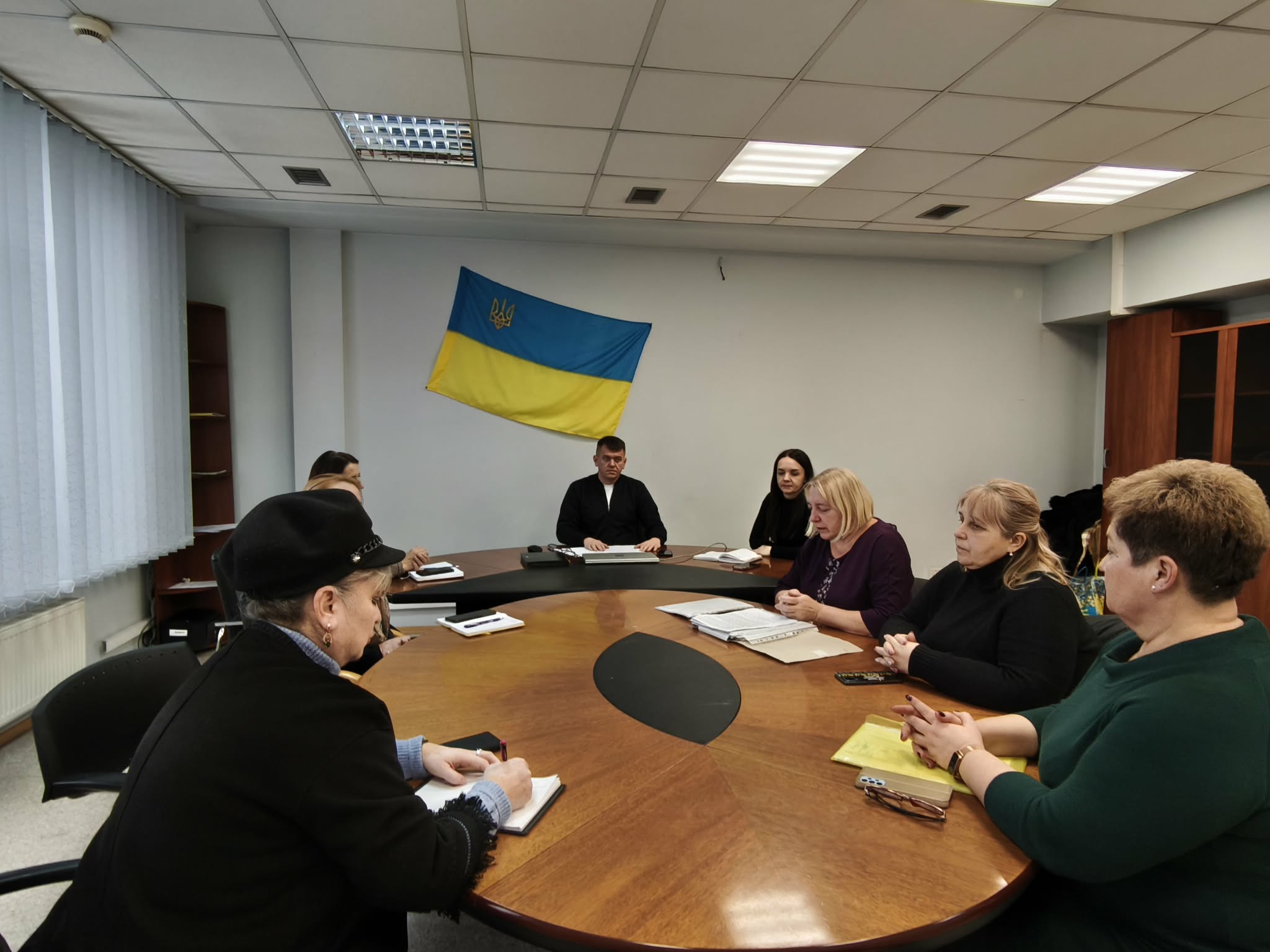 люди сидять за столом