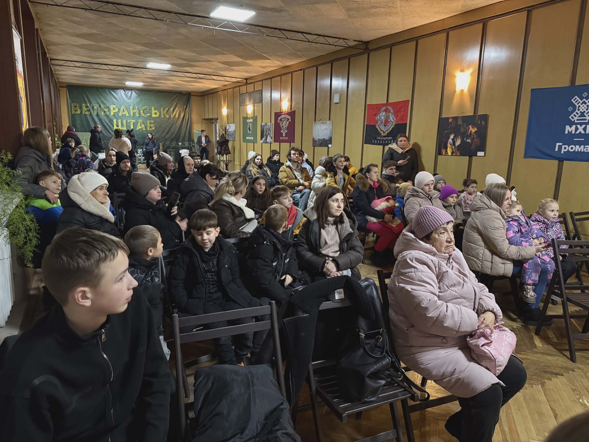 люди сидять в залі