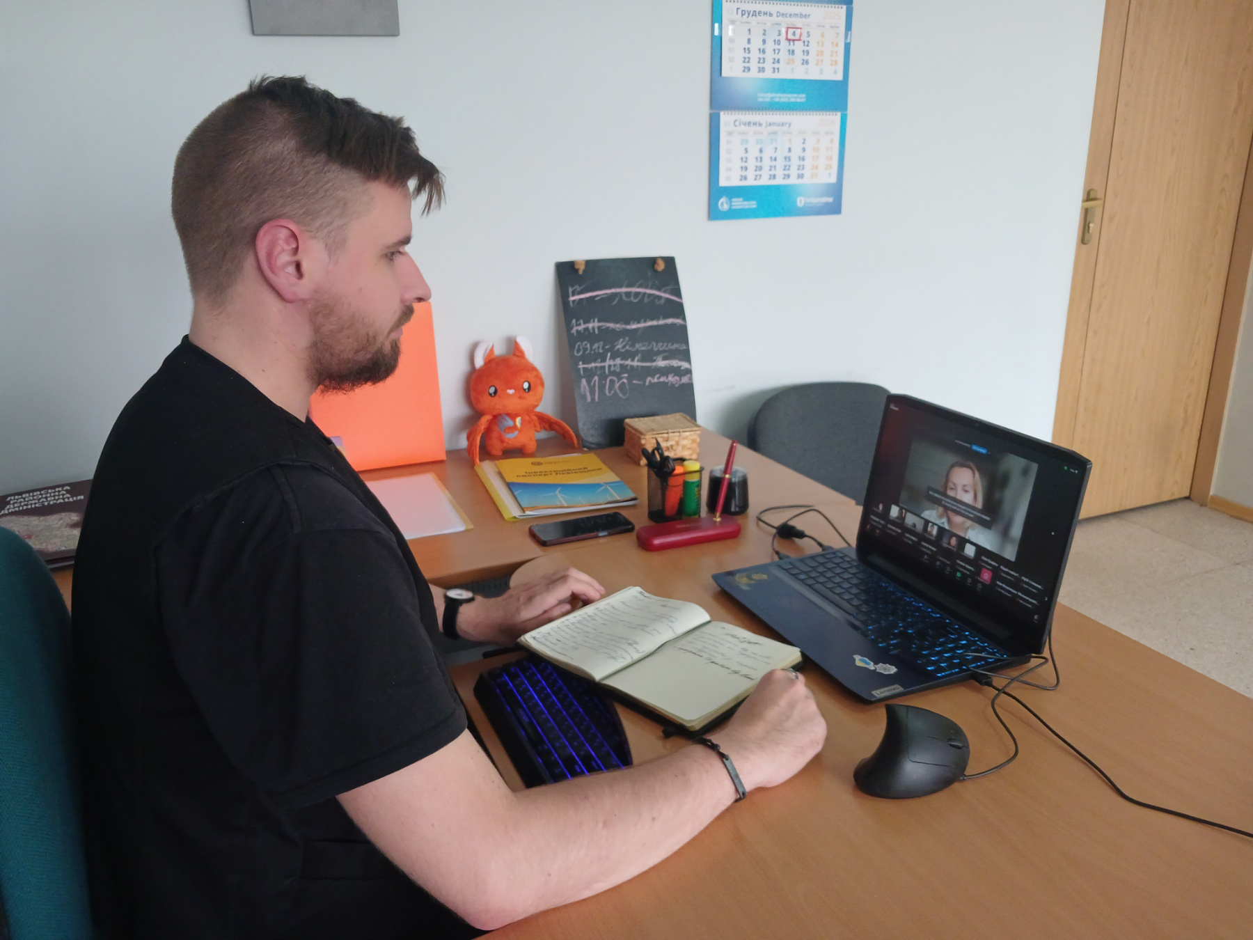 людина сидить за столом