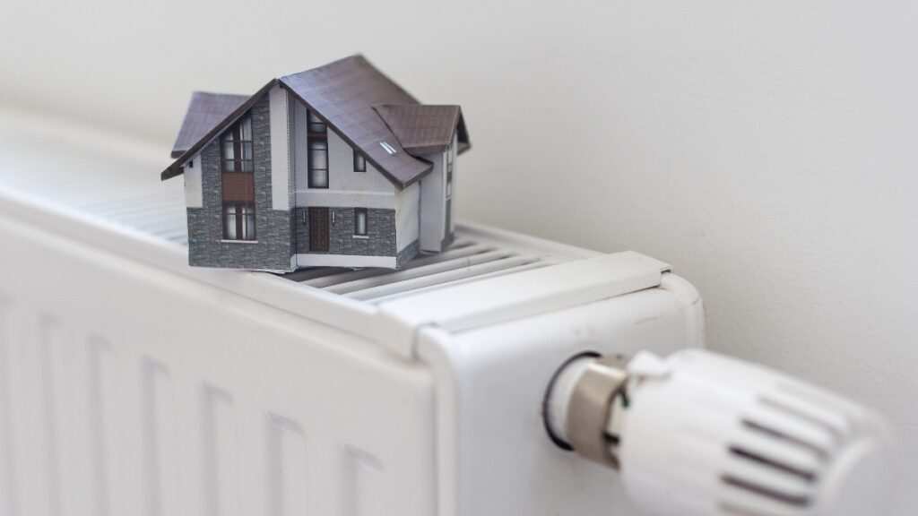 іграшковий будиночок стоїть на радіаторі