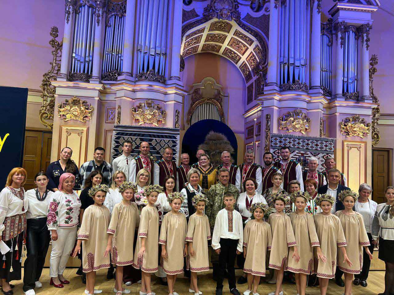 люди стоять на сцені