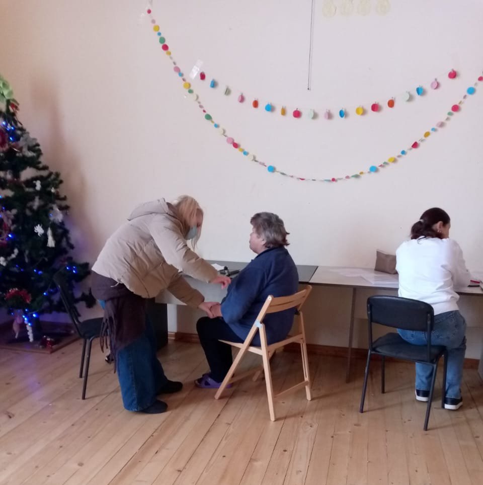 людині міряють тиск