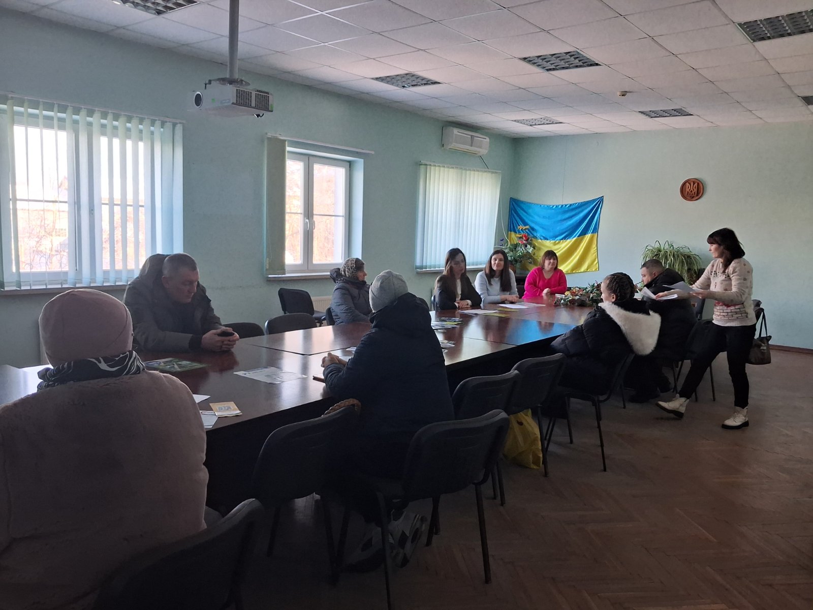 люди сидять за столом в приміщенні