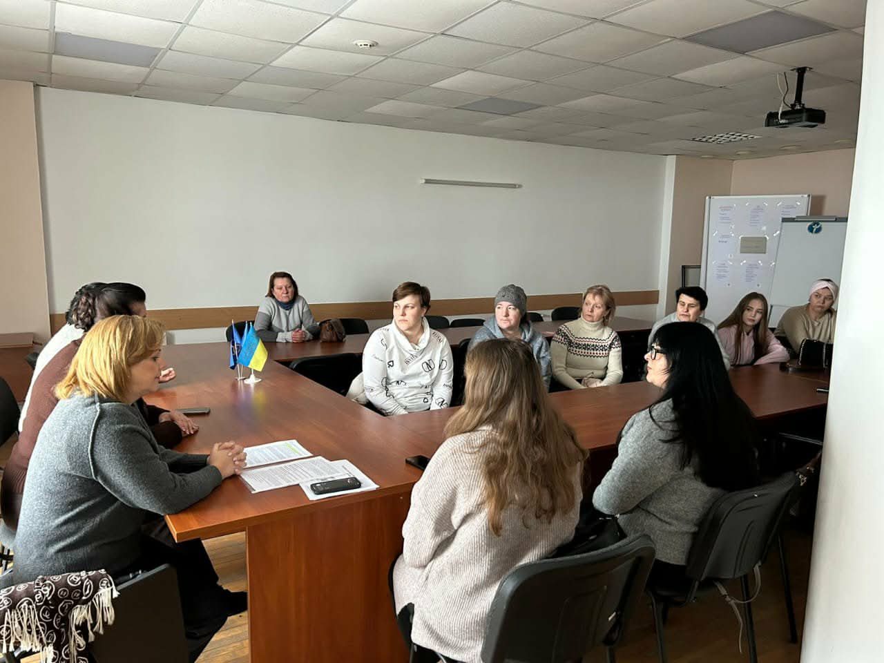 люди сидять в кабінеті за столом