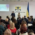 люди сидять в залі