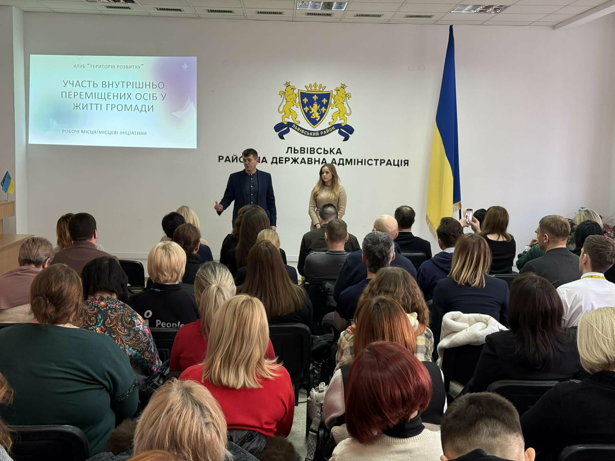 люди сидять в залі