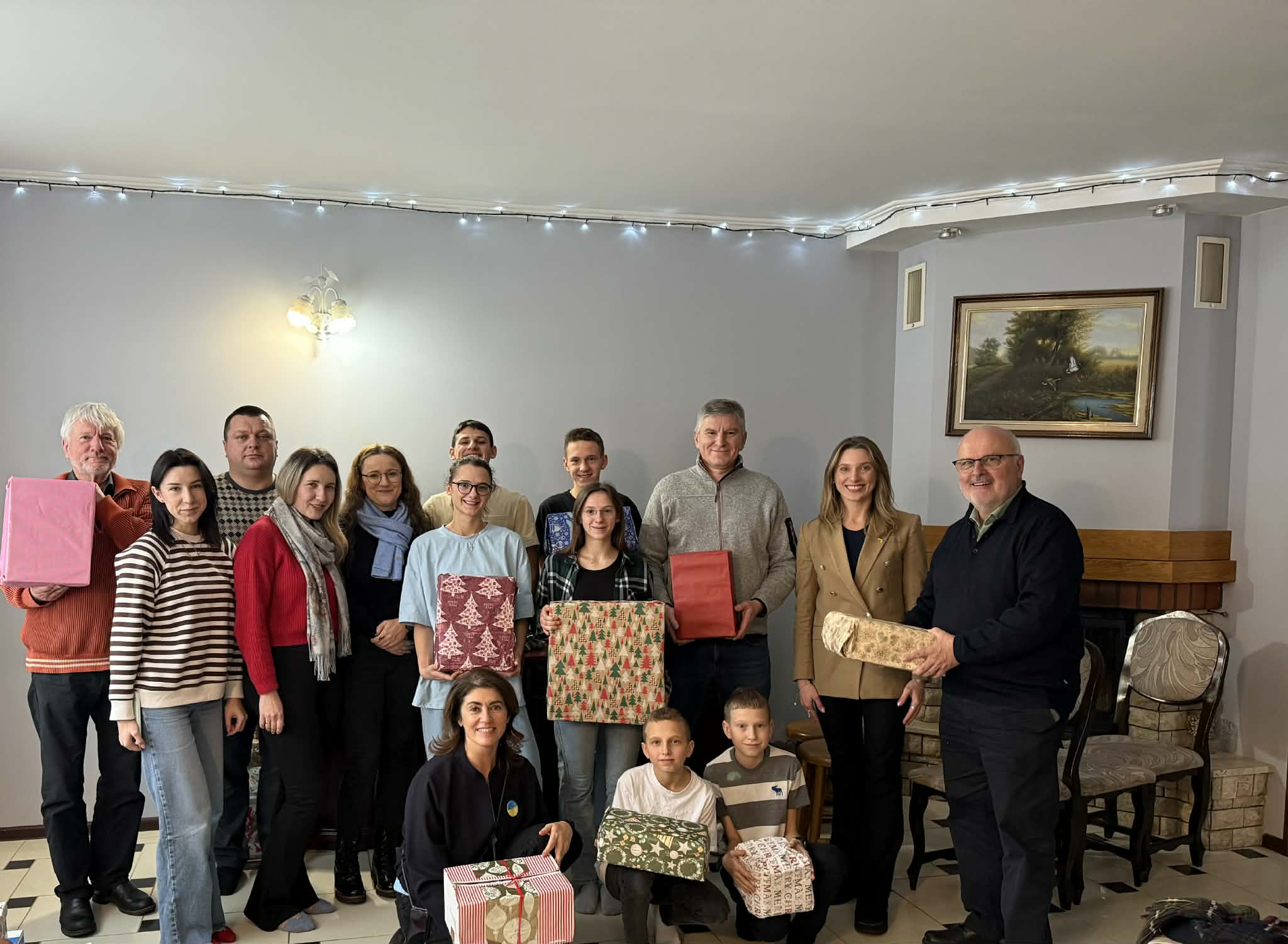 група людей з подарунками