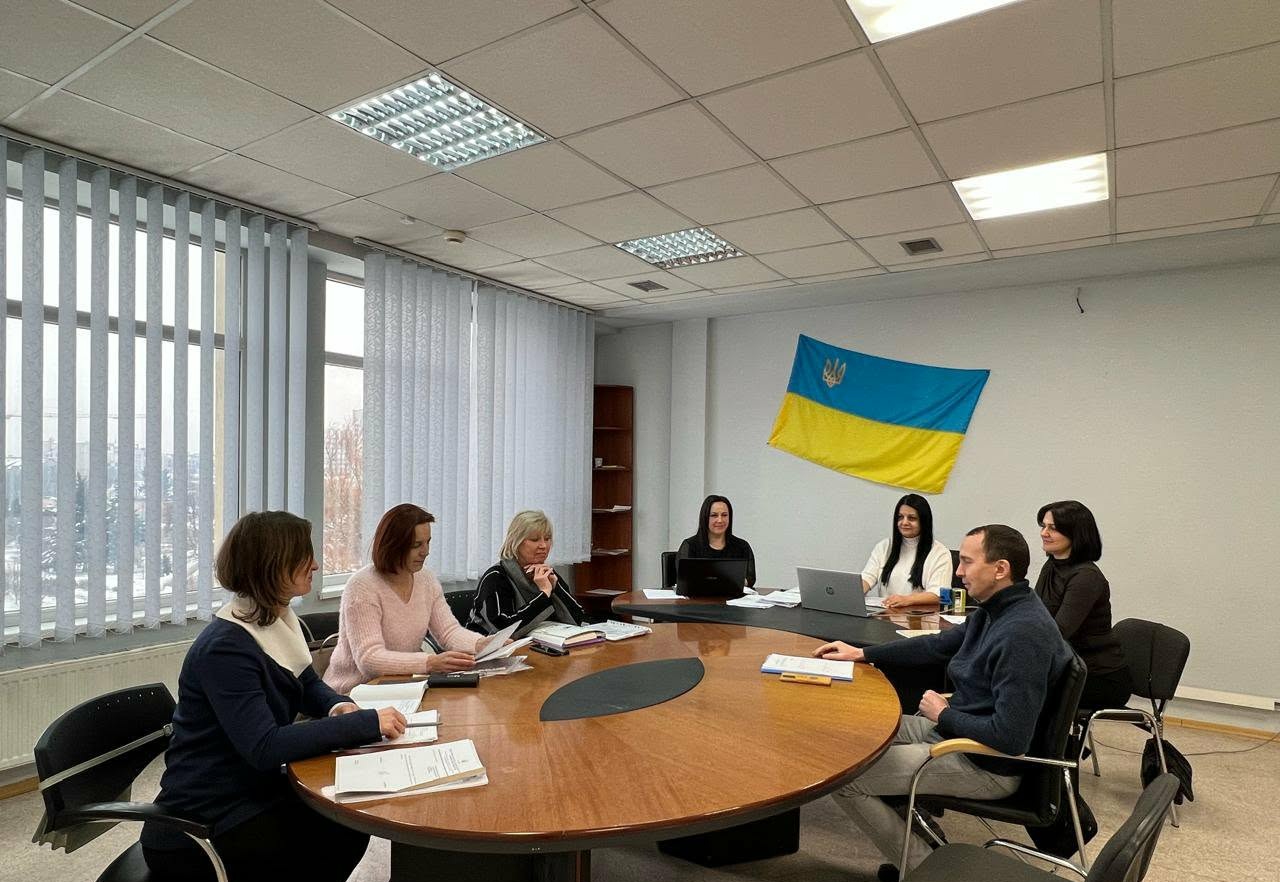 люди сидять в кабінеті