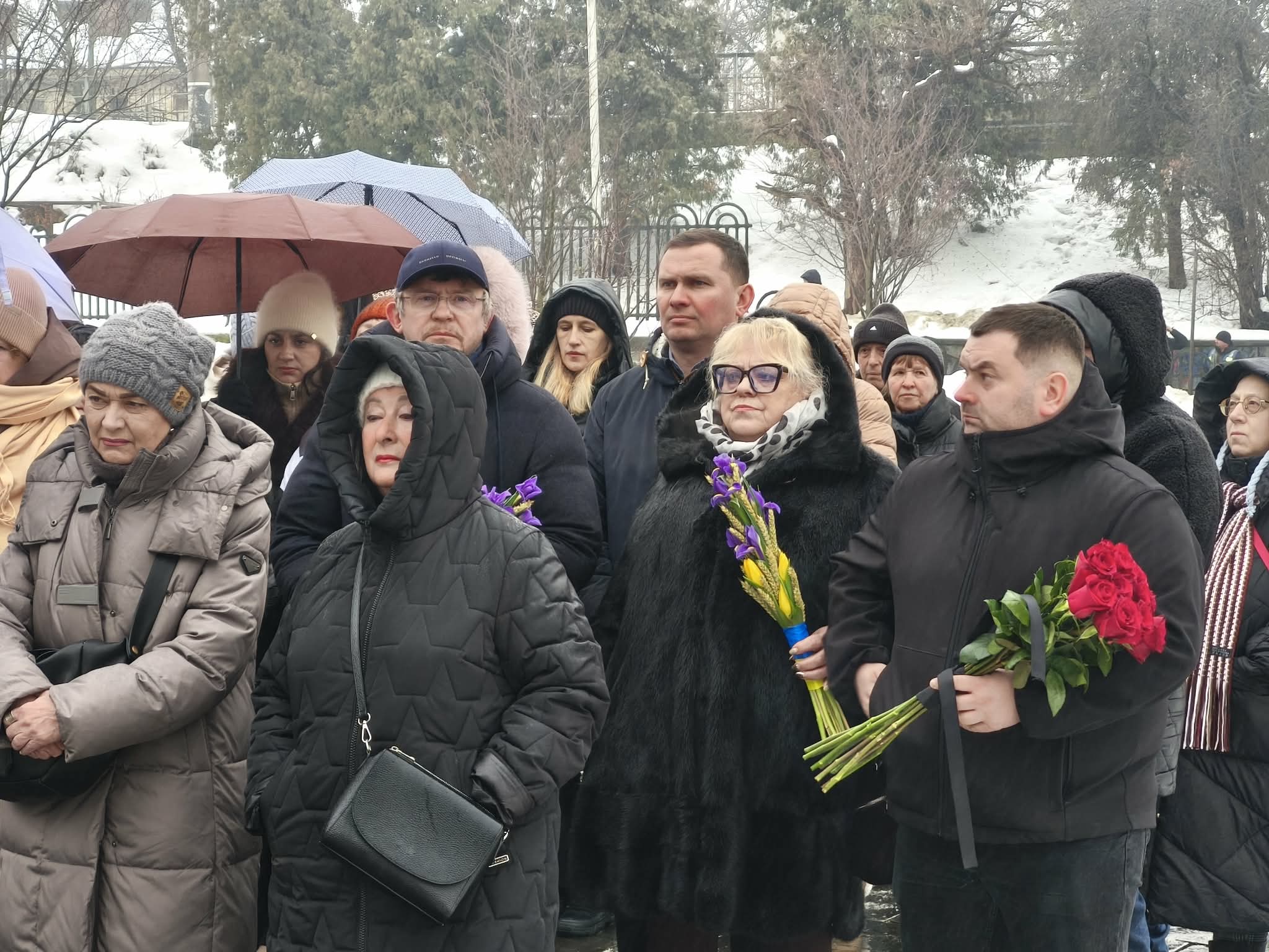 натовп людей на вулиці