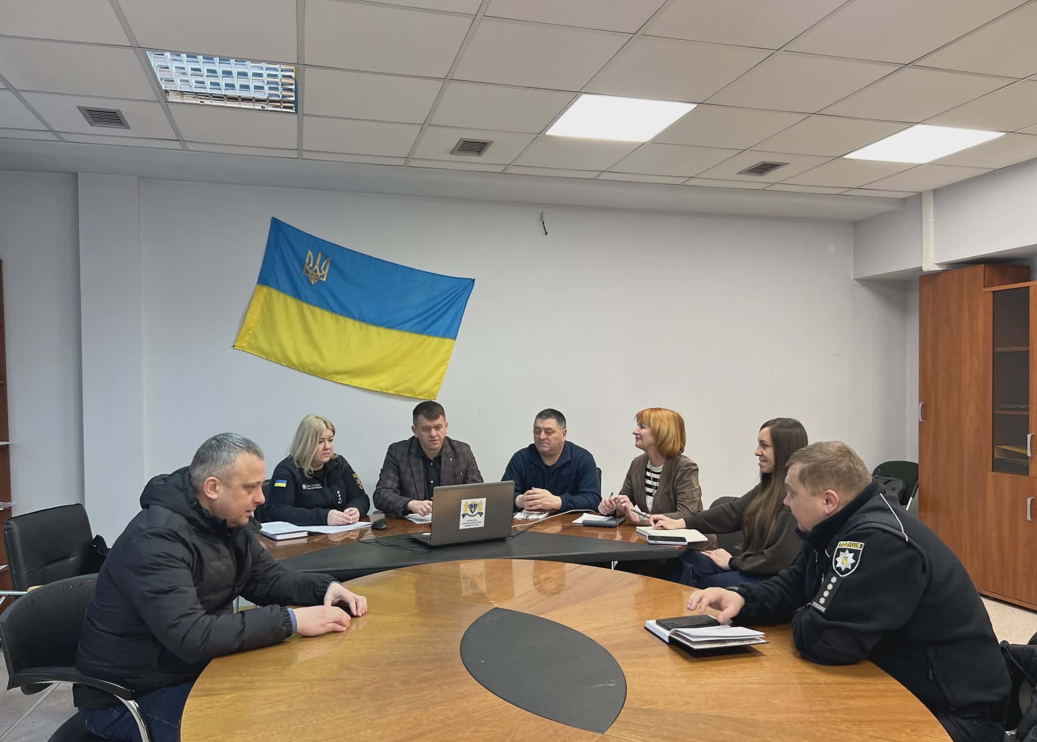 люди сидять за столом в кабінеті