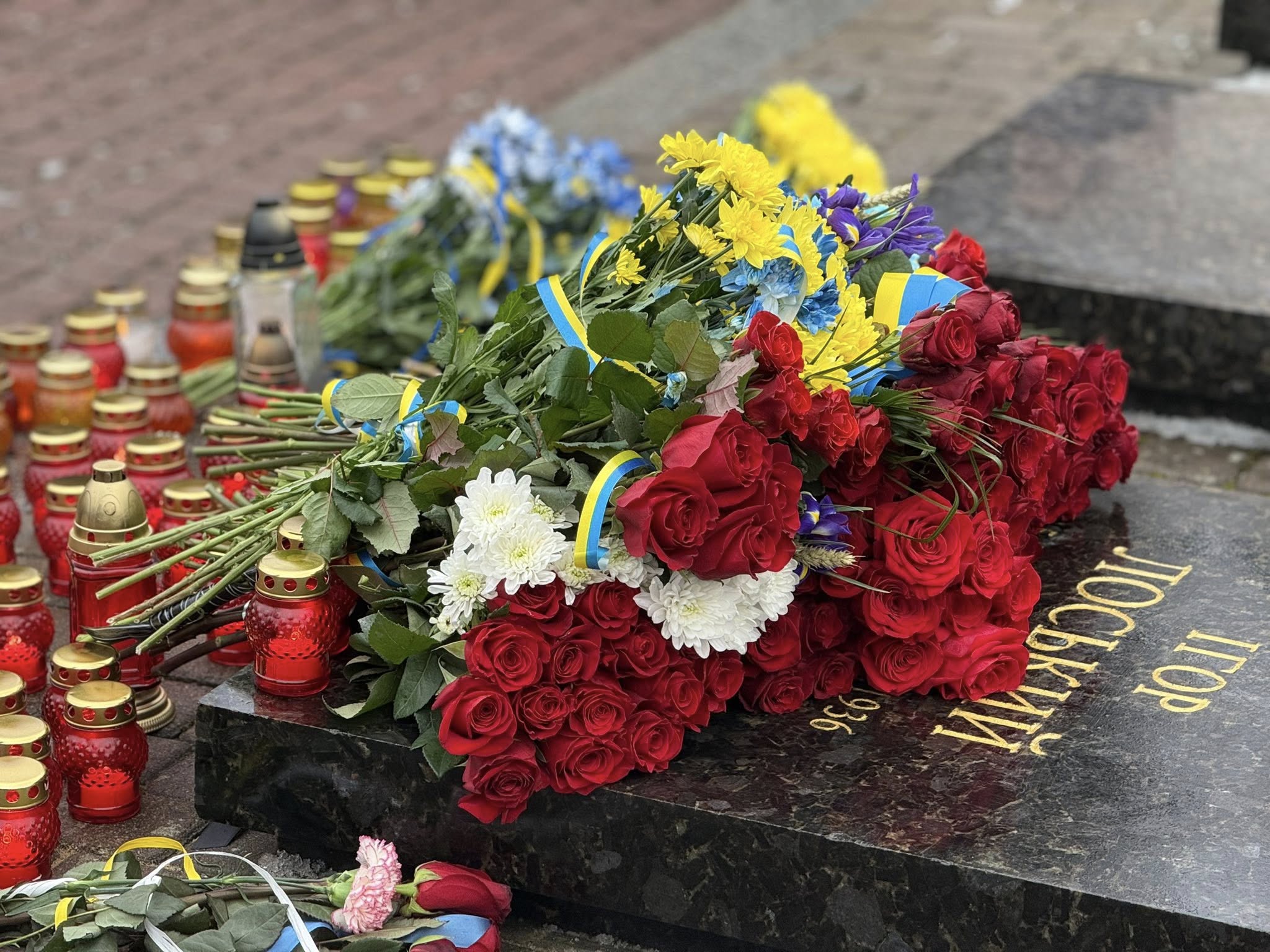 квіти на могилі