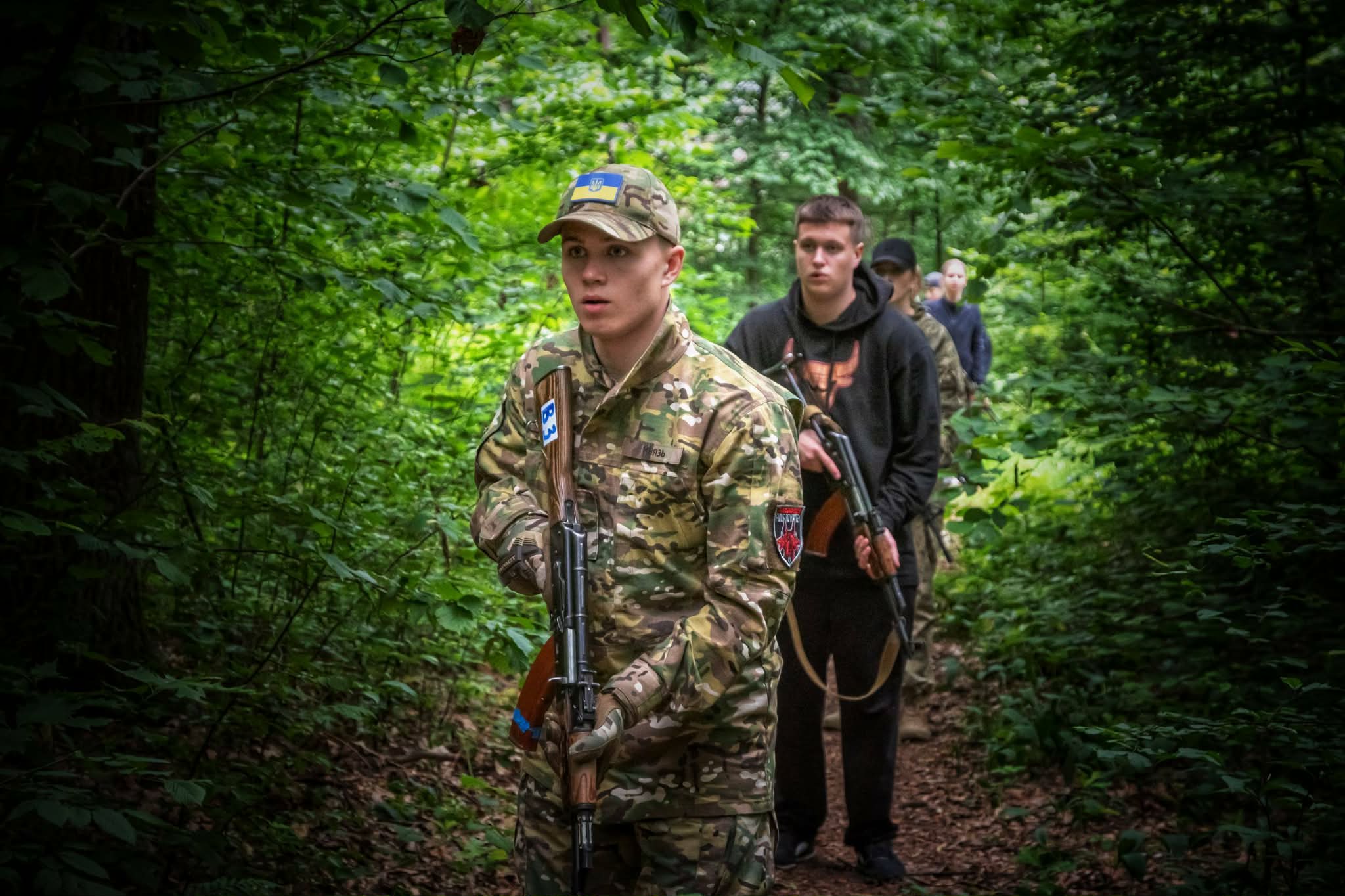 люди в лісі на вишколі