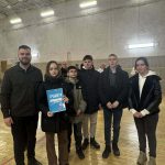 люди стоять в спортивному залі