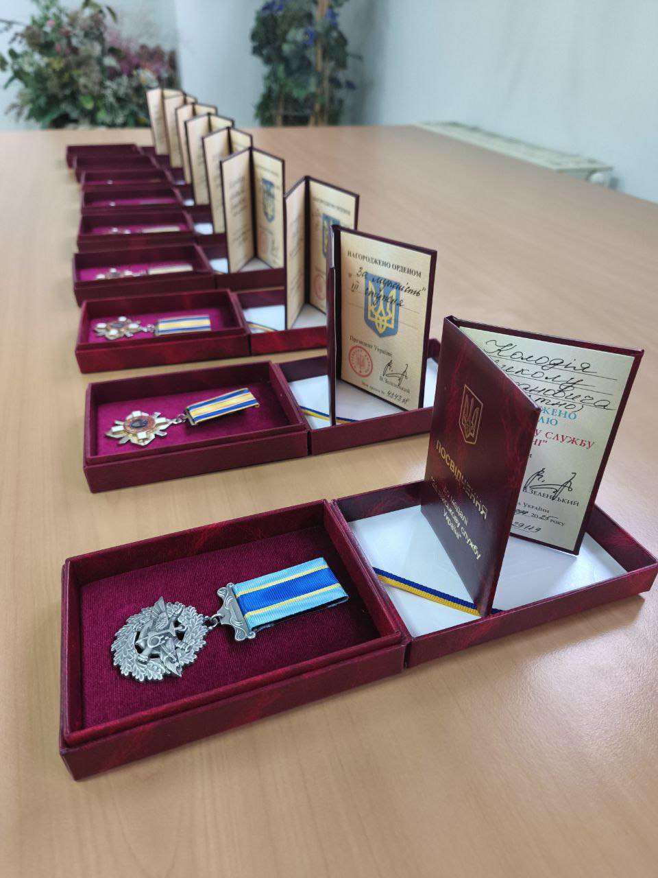 нагороди на столі