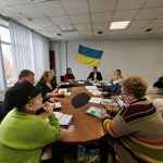 люди сидять в кабінеті