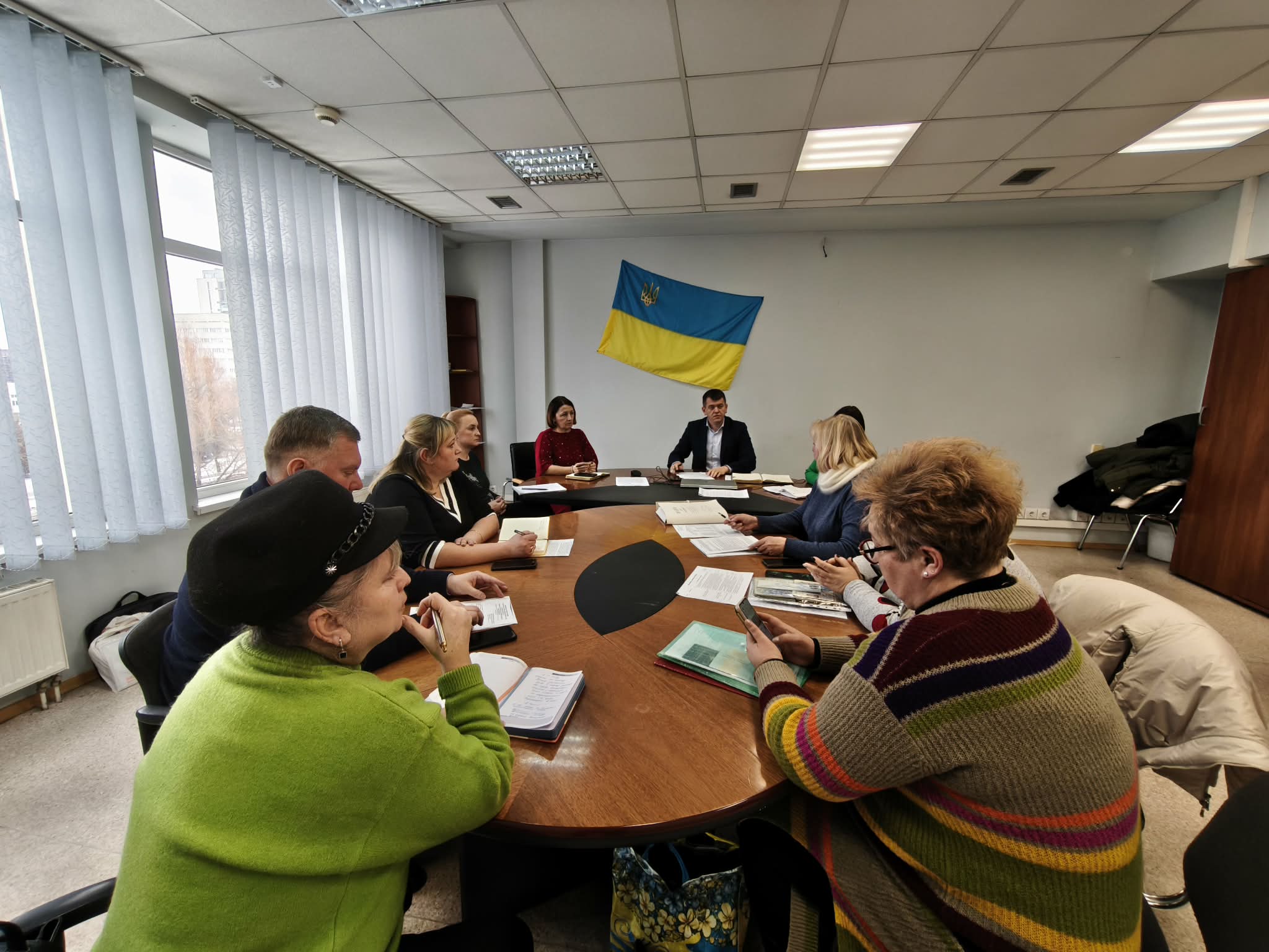 люди сидять в кабінеті