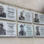 У селі Воля-Висоцька вшанували пам’ять трьох полеглих Героїв: на фасаді школи відкрили меморіальні дошки