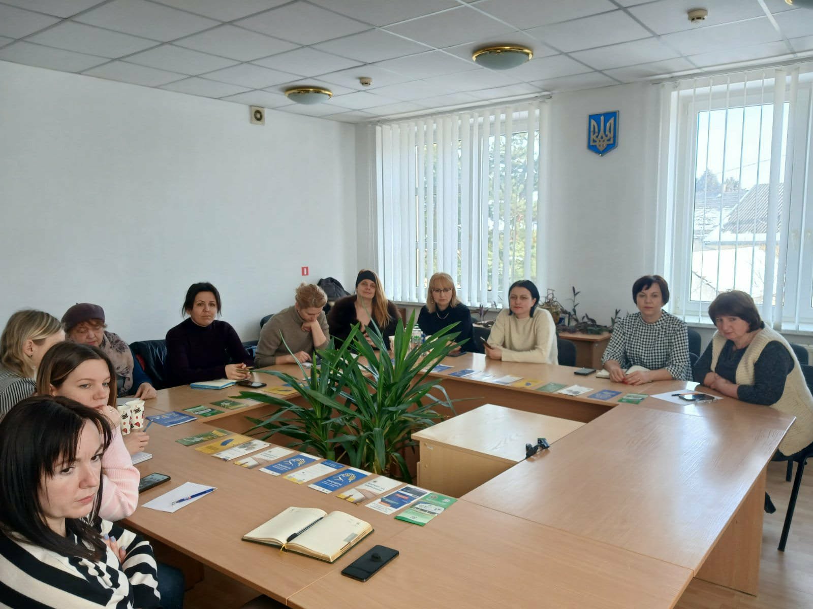 люди сидять за великим столом