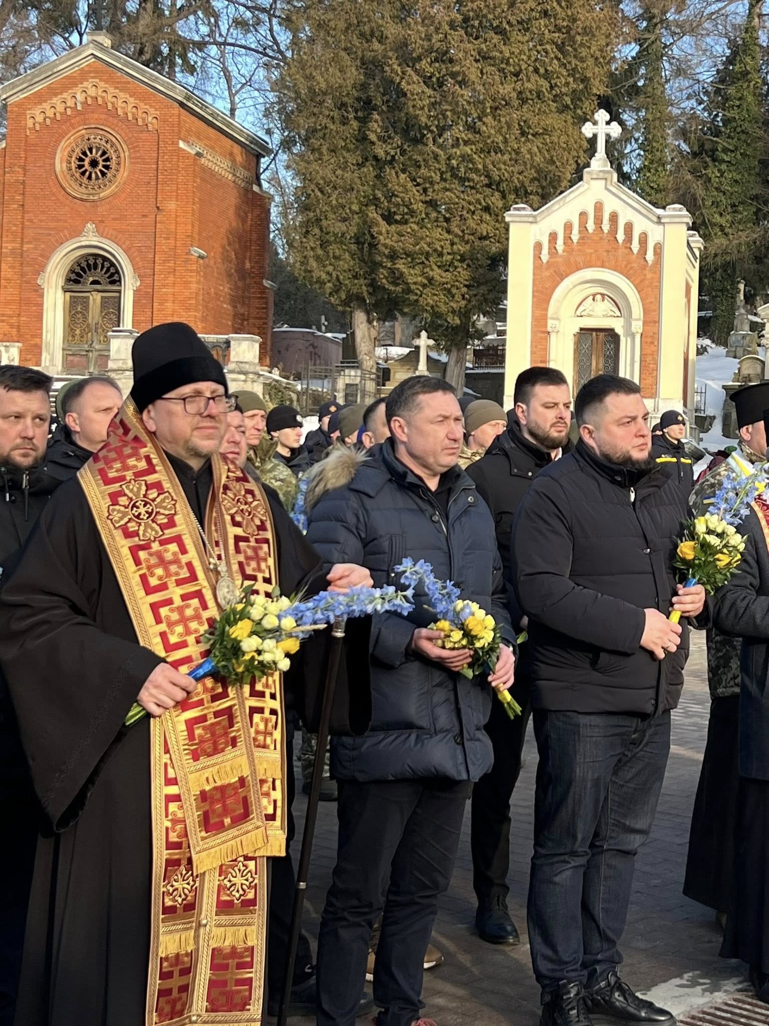 група людей з квітами