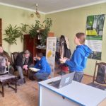 люди сидять в кімнаті перед лекторкою
