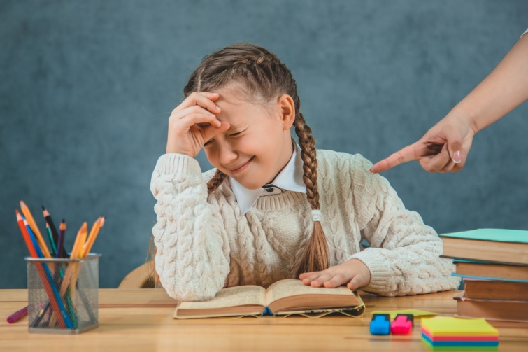 дитина плаче за столом