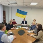 люди сидять в кабінеті за столом
